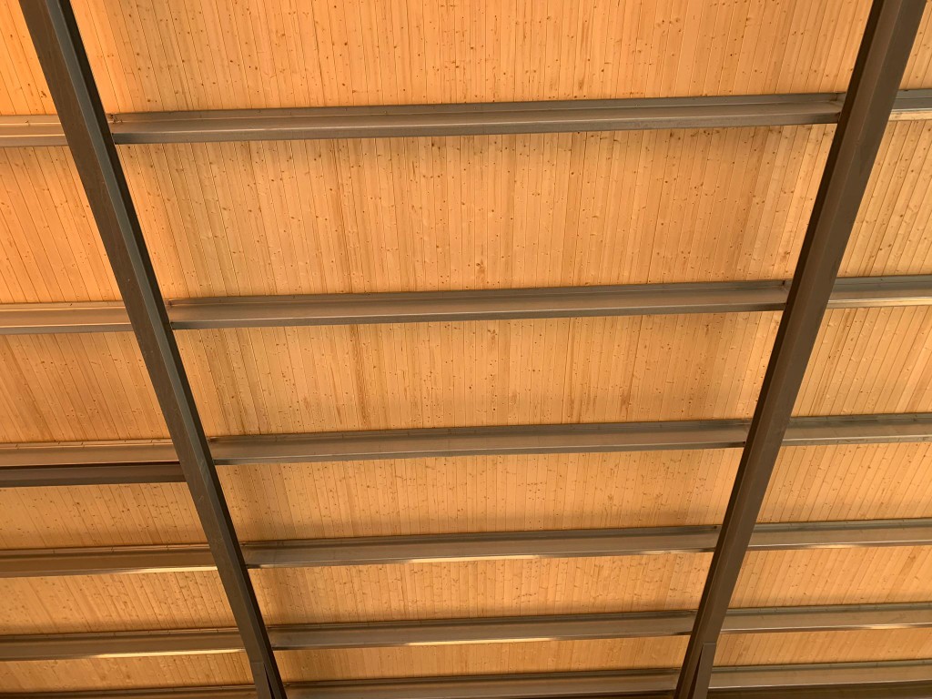 Panel sandwich - Cubierta con paneles de abeto y estructura metálica