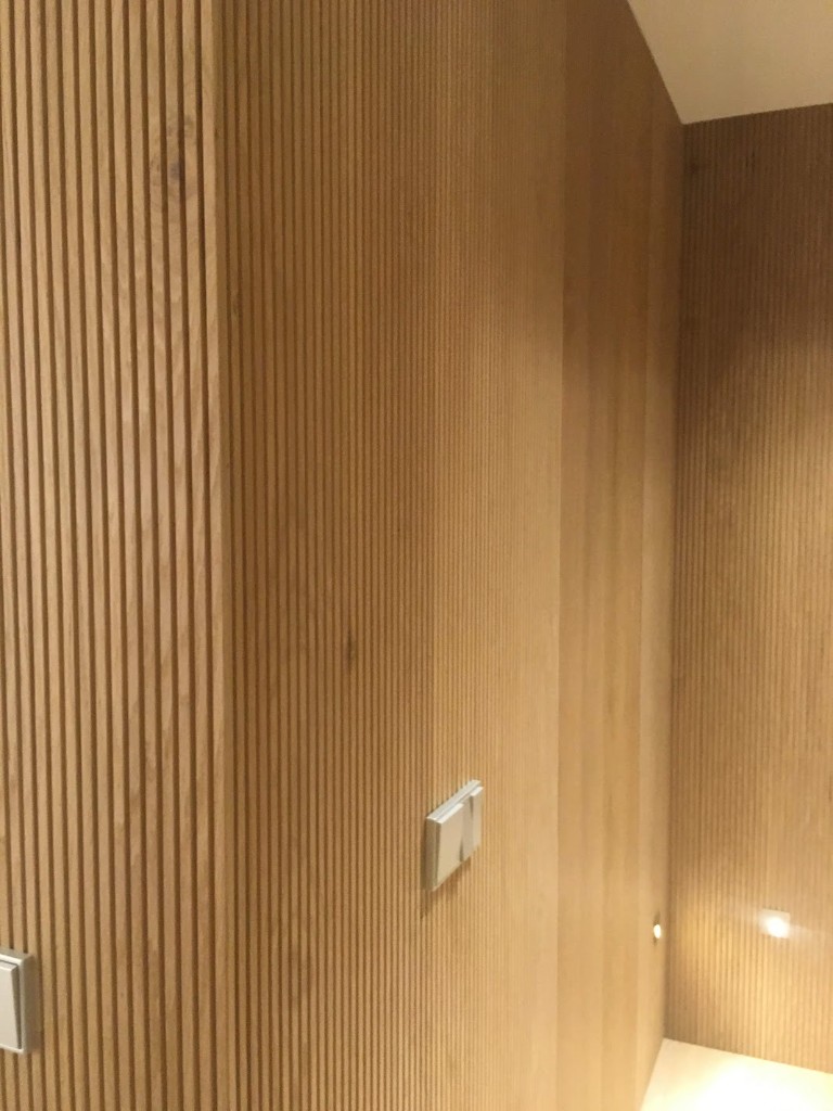 Madera ranurada - Pared con estantería integrada