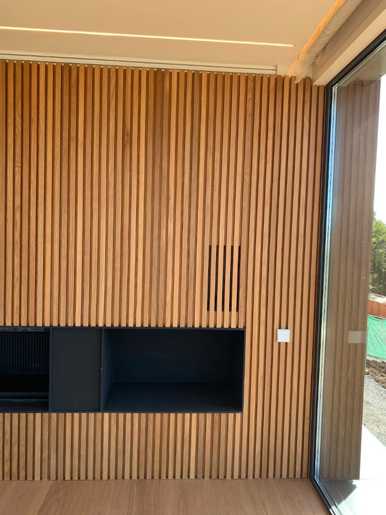 Madera ranurada - Pared con nichos y ventana