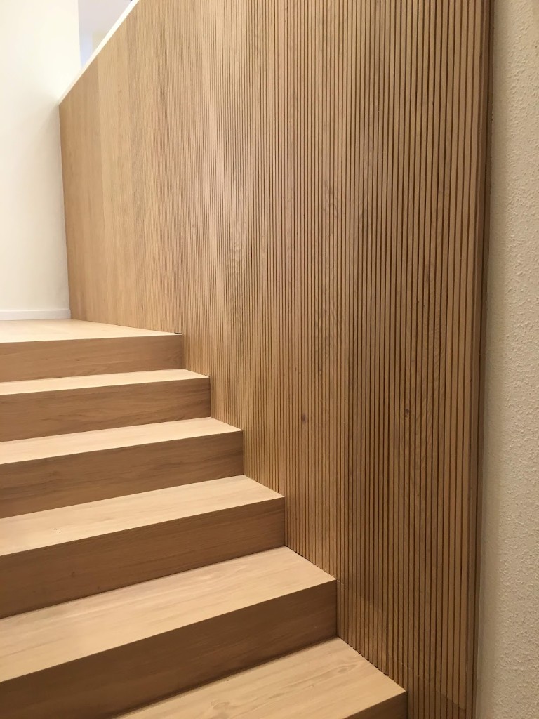 Madera ranurada - Pared con iluminación