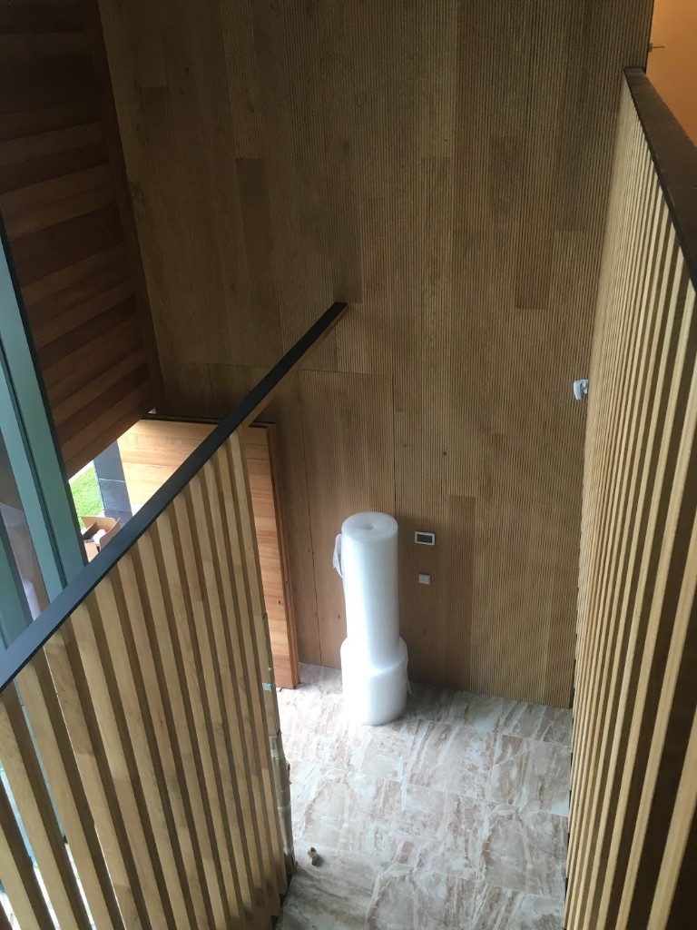 Madera ranurada - Escalera con revestimiento