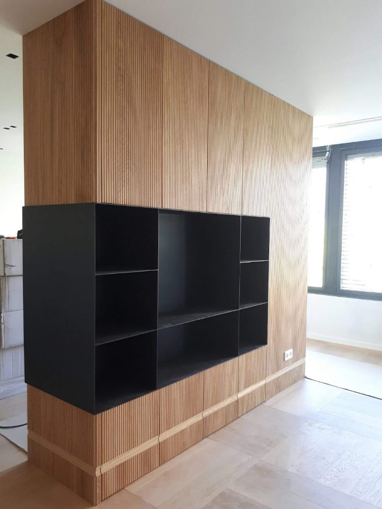 Madera ranurada - Pasillo con barandilla