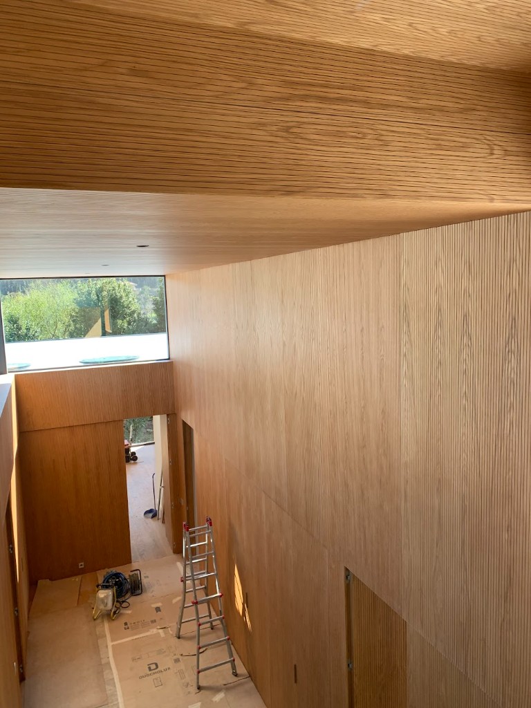 Madera ranurada - Pilar en cocina